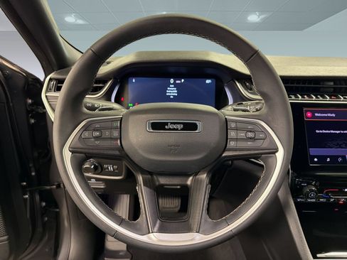 Used 2025 Jeep Grand Cherokee Laredo RWD image 10