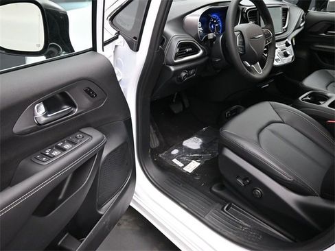 New 2026 Chrysler Pacifica Select image 14
