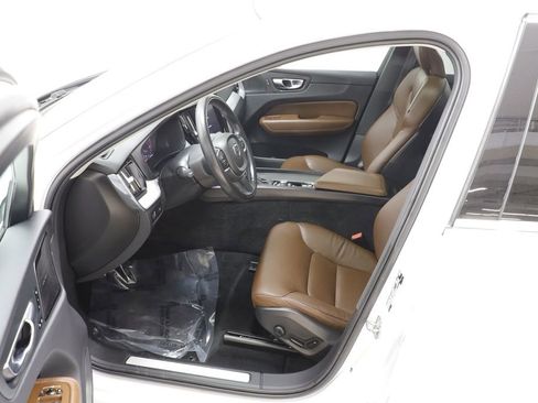 Used 2020 Volvo XC60 T5 Momentum image 6