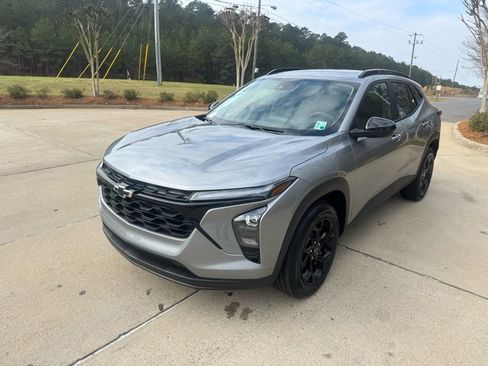 New 2026 Chevrolet Trax LT w/ Sunroof Package FWD image 12