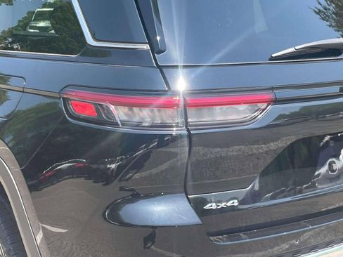 Used 2023 Jeep Grand Cherokee Laredo AWD/4WD image 11