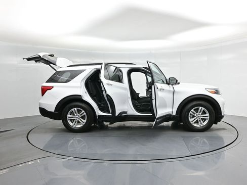 Certified 2021 Ford Explorer XLT image 4