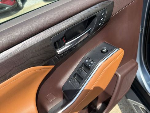 Used 2020 Toyota Highlander Platinum FWD image 12