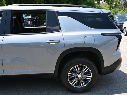 Used 2024 Chevrolet Traverse LT FWD image 6