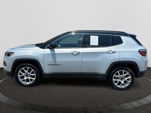 Used 2025 Jeep Compass Limited AWD/4WD image 2