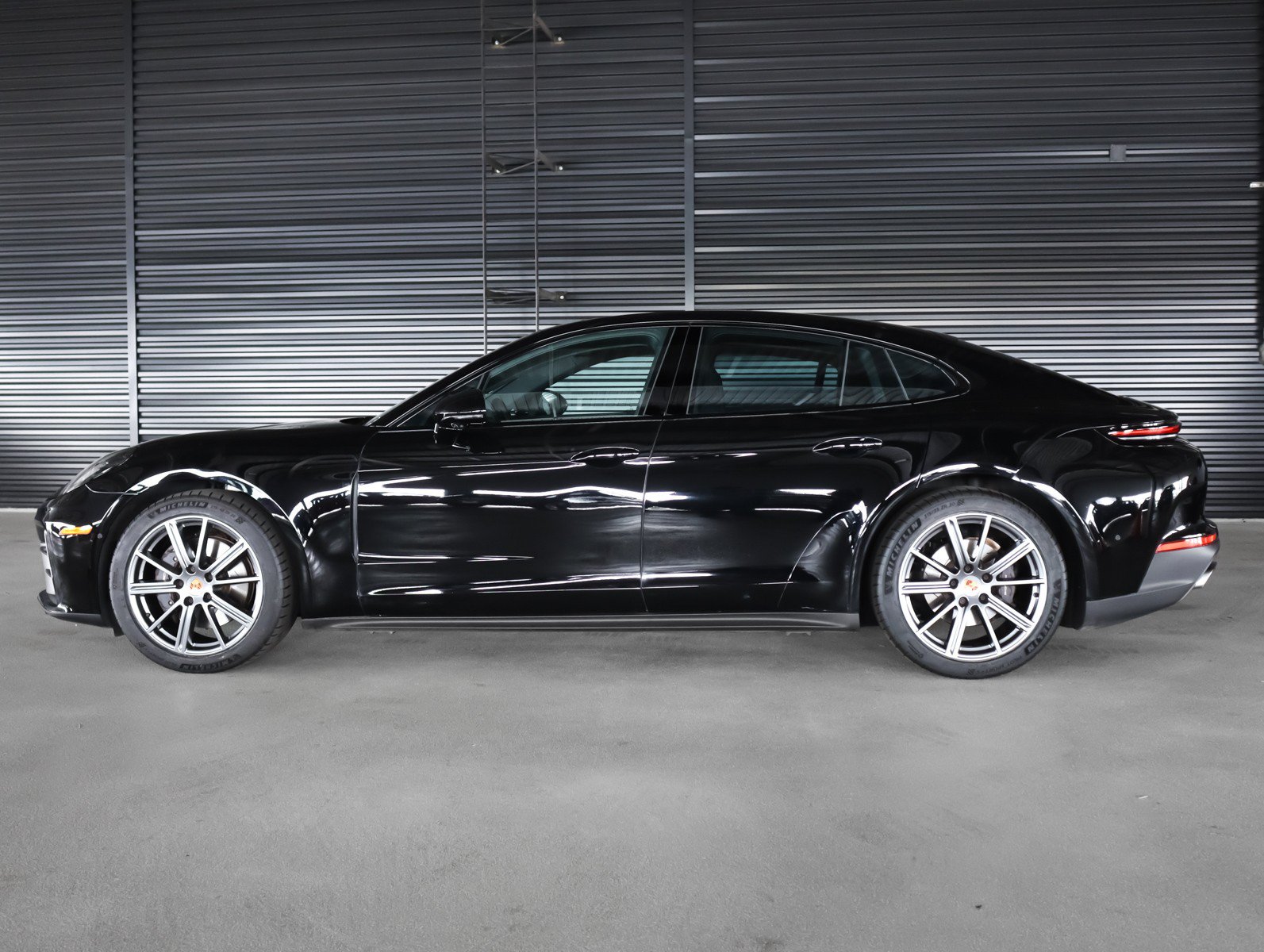 Used 2025 Porsche Panamera RWD image 2