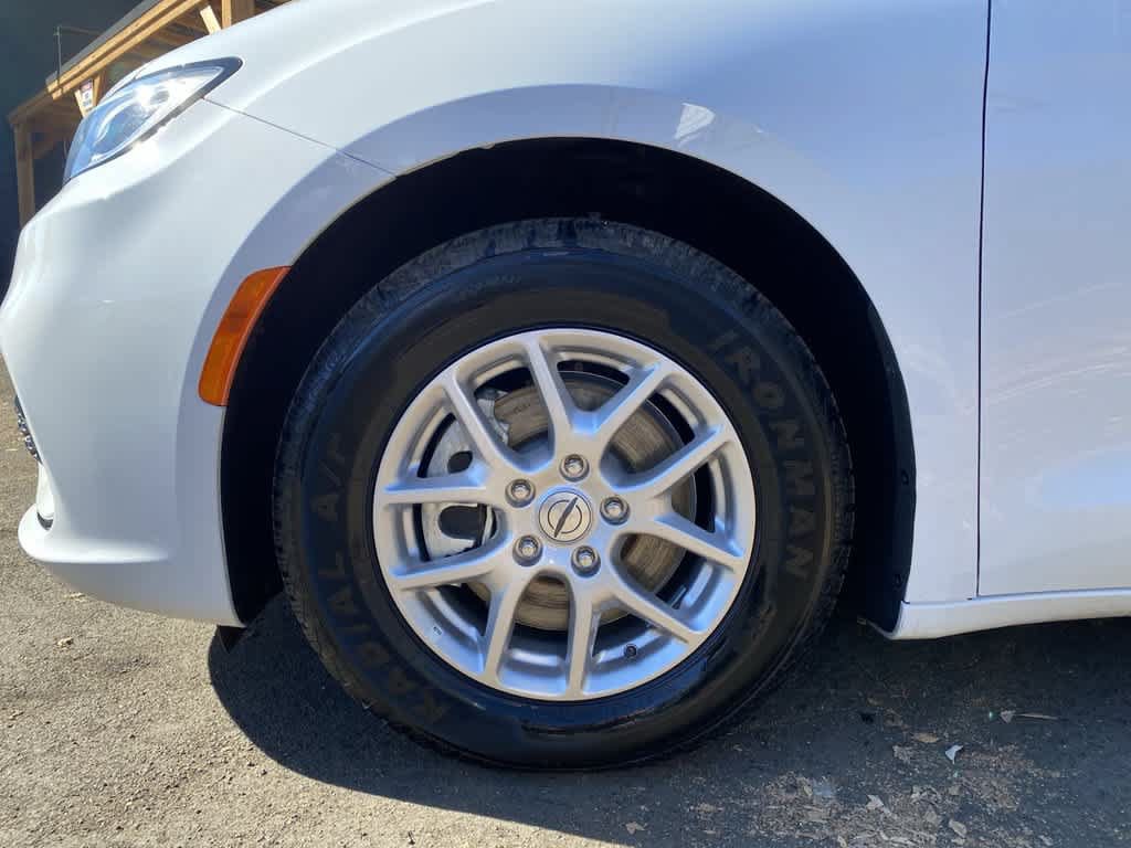 Used 2025 Chrysler Pacifica Select FWD image 10
