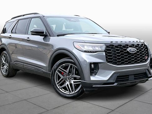 Certified 2025 Ford Explorer ST image 3