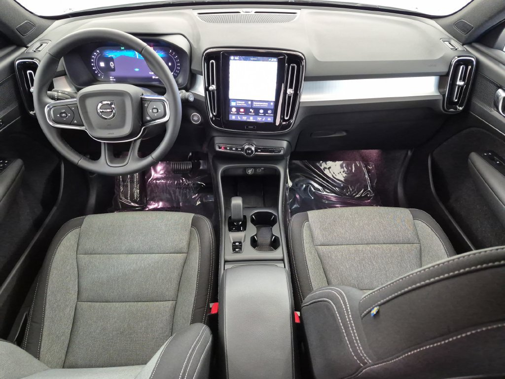 Used 2025 Volvo XC40 B5 Core AWD/4WD image 28