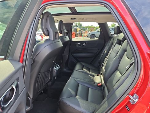 Used 2018 Volvo XC60 T5 Inscription w/ Vision Package AWD/4WD image 10