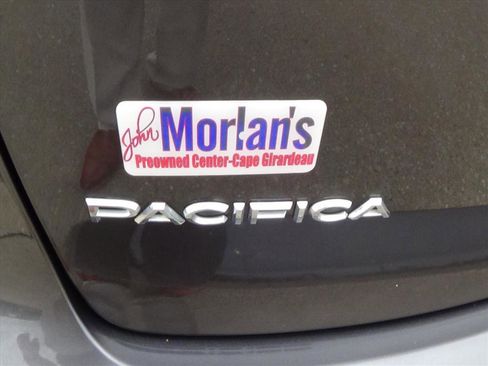 Used 2022 Chrysler Pacifica Touring-L image 10