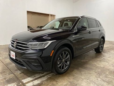 Used 2023 Volkswagen Tiguan SE w/ Panoramic Sunroof Package FWD image 1