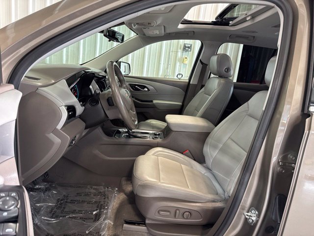Used 2020 Chevrolet Traverse LT w/ LT Premium Package FWD image 3