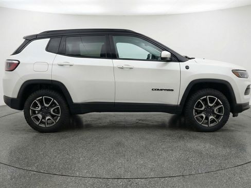 Used 2025 Jeep Compass Trailhawk AWD/4WD image 11