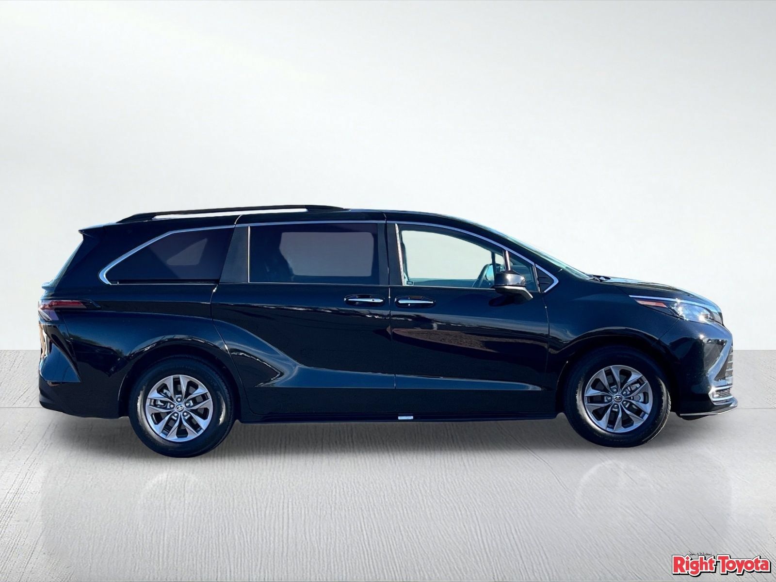 Certified 2024 Toyota Sienna XLE FWD image 8