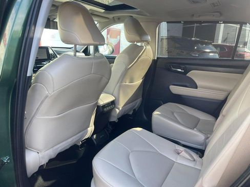 Used 2023 Toyota Highlander XLE image 19