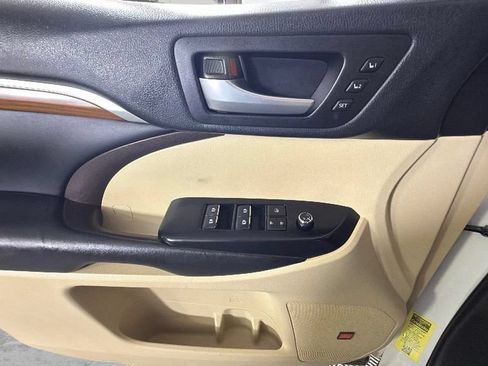 Used 2019 Toyota Highlander Limited FWD image 26