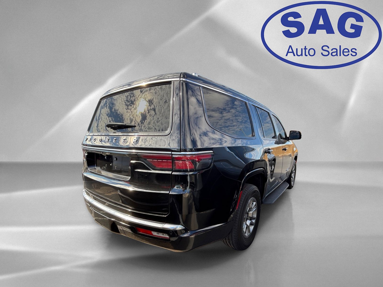 Used 2024 Jeep Wagoneer 4WD w/ HD Trailer Tow Package image 3