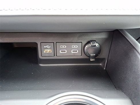 Certified 2023 Toyota Highlander XLE image 18