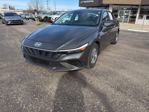 Used 2024 Hyundai Elantra SE image 1