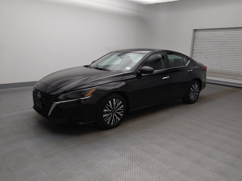 Used 2025 Nissan Altima 2.5 SV FWD image 2