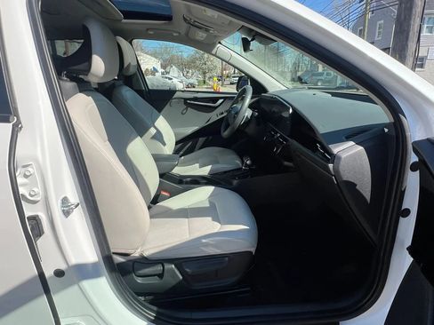 Used 2023 Kia Niro EX Touring FWD image 30