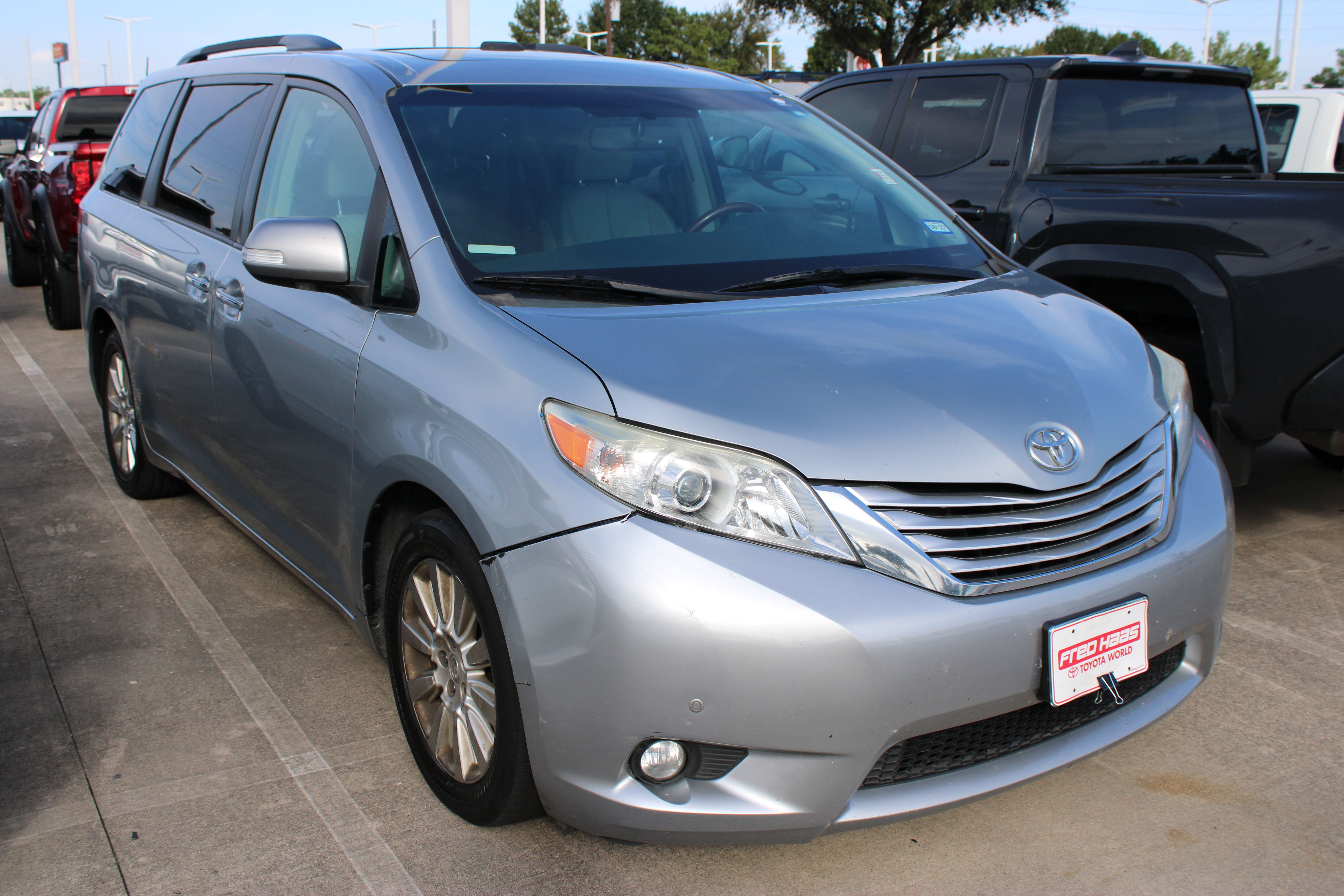 Used 2014 Toyota Sienna Limited w/ Limited Premium Package AWD/4WD image 2