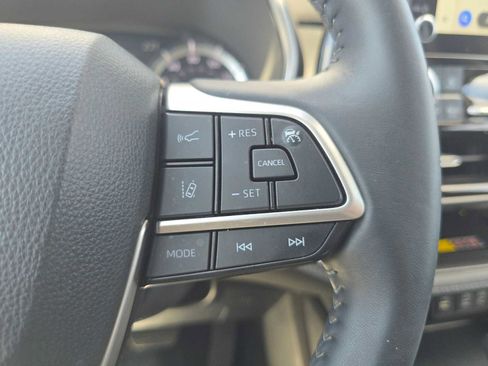 Certified 2025 Toyota Highlander XLE FWD image 30
