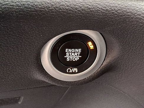 Used 2024 Chrysler Pacifica Limited FWD image 24