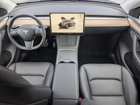 Used 2022 Tesla Model Y Long Range image 16