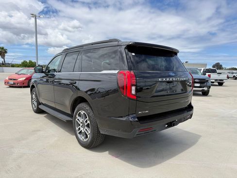 Used 2025 Ford Expedition Active AWD/4WD image 2