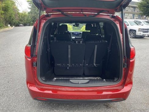 Used 2025 Chrysler Voyager LX image 7