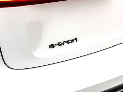 Used 2023 Audi e-tron Premium w/ Convenience Plus Package image 10