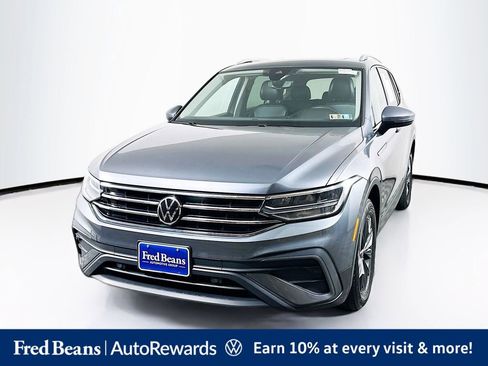 Certified 2023 Volkswagen Tiguan SE w/ Panoramic Sunroof Package AWD/4WD image 3
