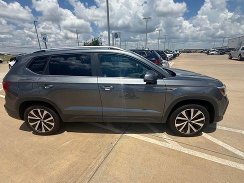 Certified 2023 Volkswagen Taos SE FWD image 5