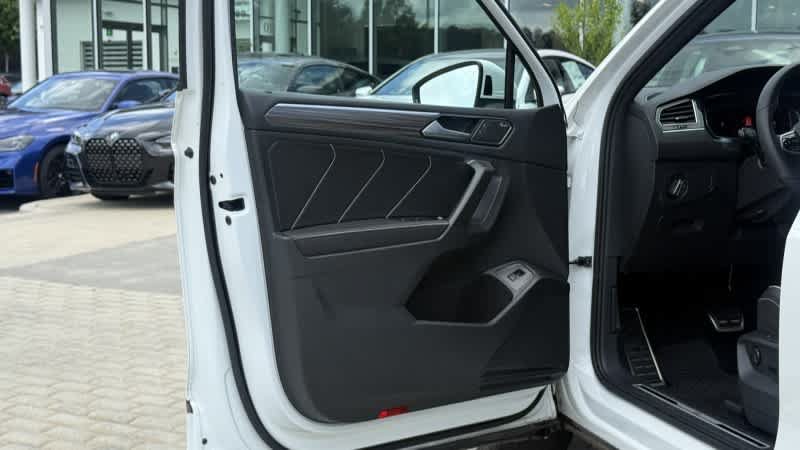 Used 2022 Volkswagen Tiguan SEL R-Line AWD/4WD image 11