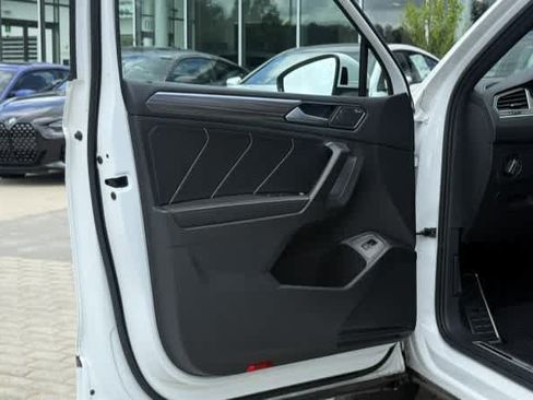 Used 2022 Volkswagen Tiguan SEL R-Line AWD/4WD image 11
