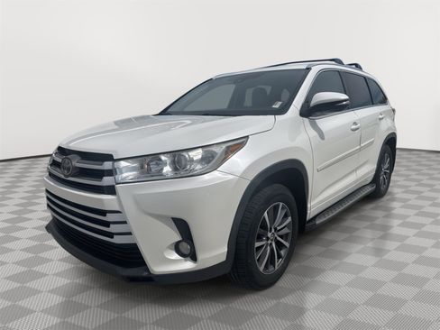 Used 2017 Toyota Highlander XLE FWD image 3