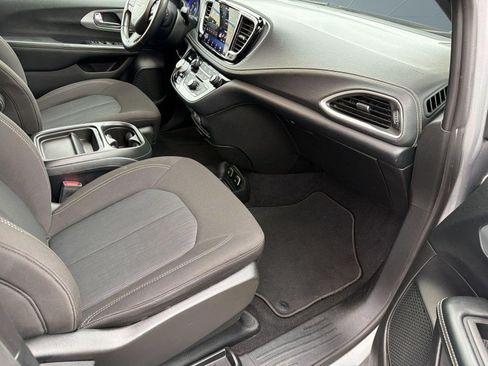 Used 2021 Chrysler Pacifica Touring w/ S Appearance Package FWD image 31