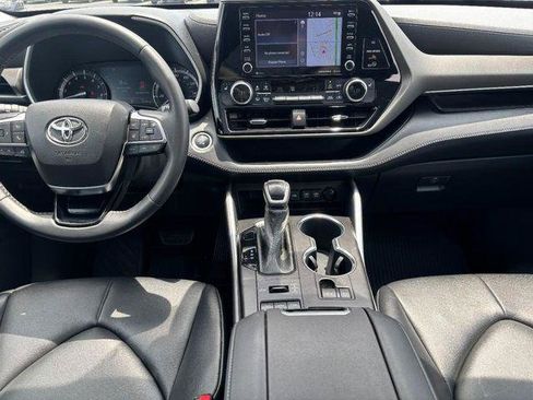 Certified 2021 Toyota Highlander XLE AWD/4WD image 12