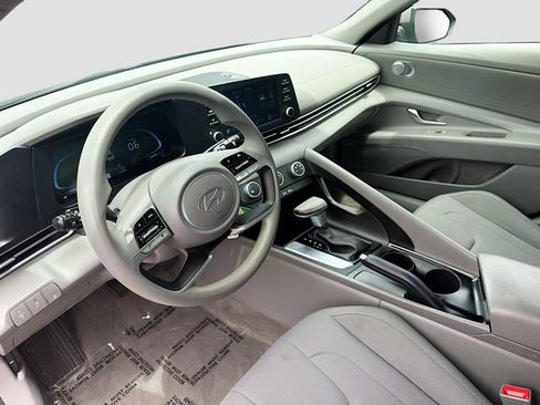 Used 2024 Hyundai Elantra SE FWD image 9