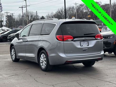 Used 2018 Chrysler Pacifica Touring-L image 2