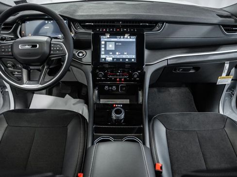 New 2025 Jeep Grand Cherokee L Altitude image 18