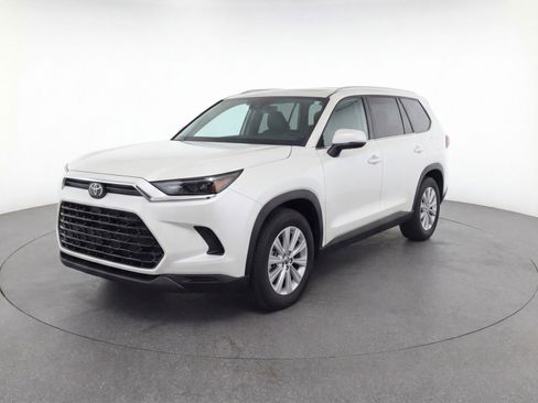 Used 2024 Toyota Grand Highlander AWD image 3