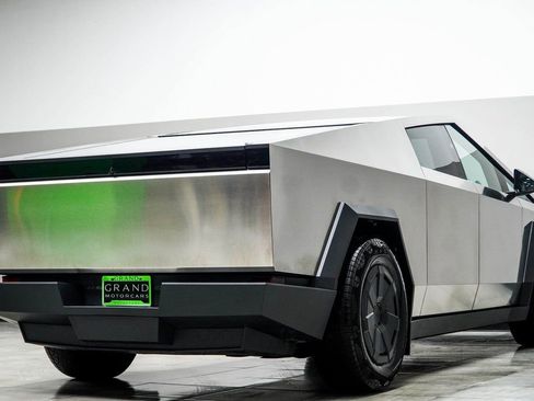 Used 2025 Tesla Cybertruck AWD Crew Cab image 15