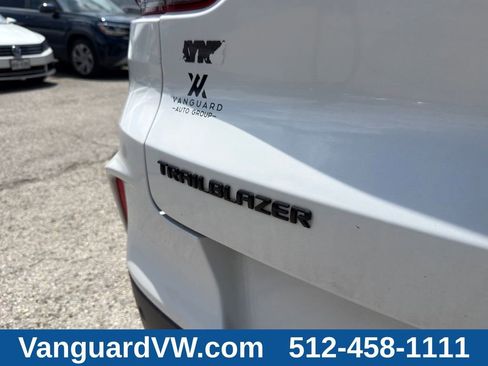 Used 2023 Chevrolet TrailBlazer RS w/ Sun and Liftgate Package FWD image 9