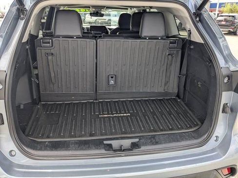 Used 2023 Toyota Highlander XLE FWD image 13