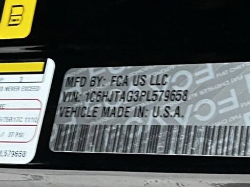 Certified 2023 Jeep Gladiator Willys image 32