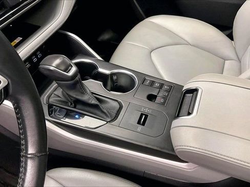 Used 2023 Toyota Highlander XLE image 17