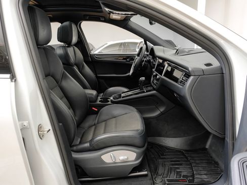 Used 2023 Porsche Macan Turbo AWD/4WD image 35